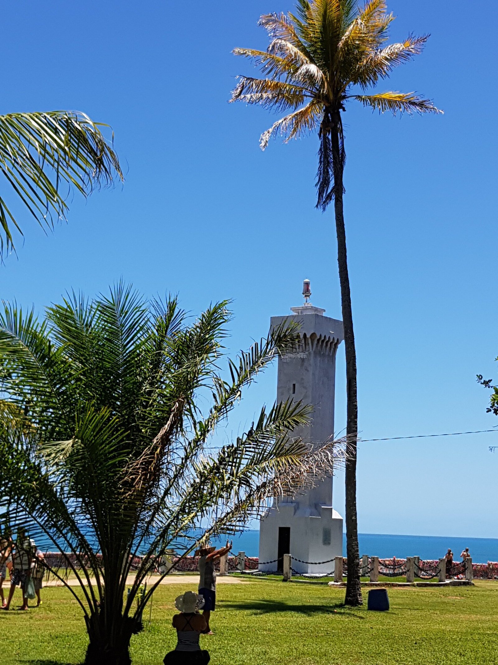 Phare au milieu des palmiers à Porto Seguro
