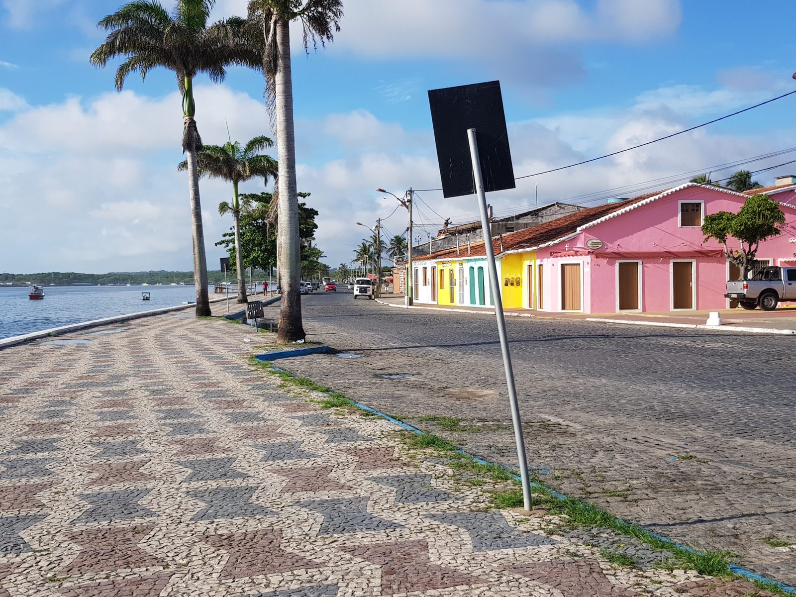 Maisons colorées près de l'eau à Porto Seguro
